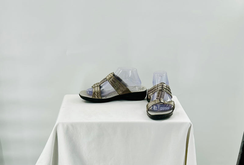 BareTraps Size 10M Sandals
